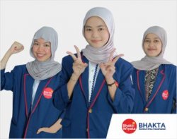 Perwakilan mahasiswa S1 Administrasi Rumah Sakit, yakni Zahra Nugroho dan Alif H...