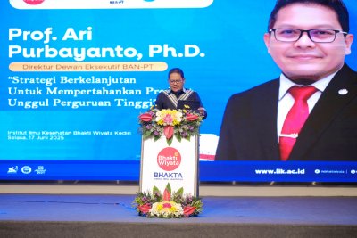 Penyerahan Sertifikat Akreditasi Unggul oleh BAN-PT: IIK Bhakta Masuk dalam 4% Perguruan Tinggi Terakreditasi Unggul di Indonesia
